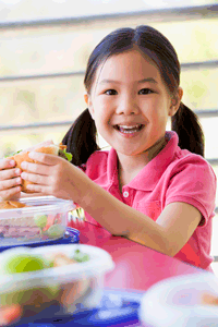 niños comer almuerzo saludables en verano vacciones